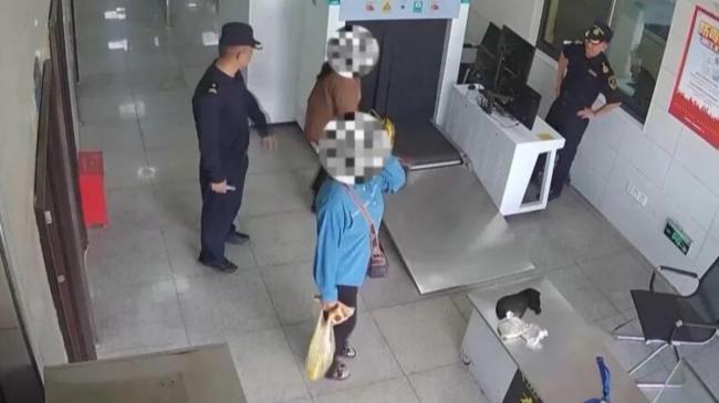 中国女子入境姿势怪异  裤子鼓起　海关一查 …