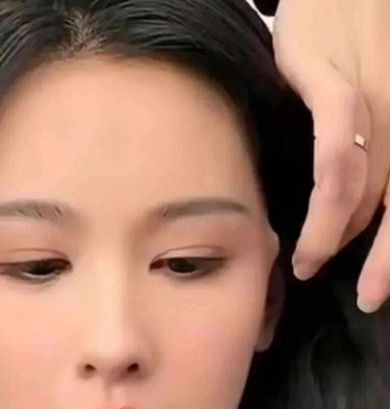 一个月就网络上就流出一段陈都灵直播的诡异影片,影片中的陈都灵被不少粉丝指认与真实的陈都灵长相有落差,而且疑似有人皮面具的痕迹。 图:翻摄自网络