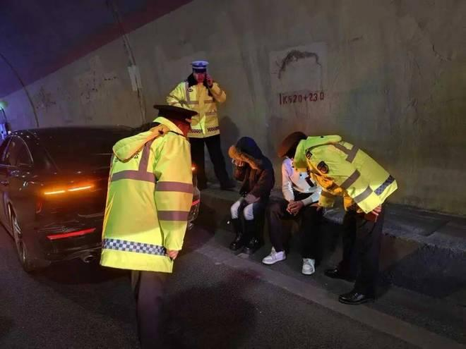 失控车辆大约行驶了490公里，油料耗尽，最终在交警、路政等多家单位的护航下化险为夷。 （极目新闻）