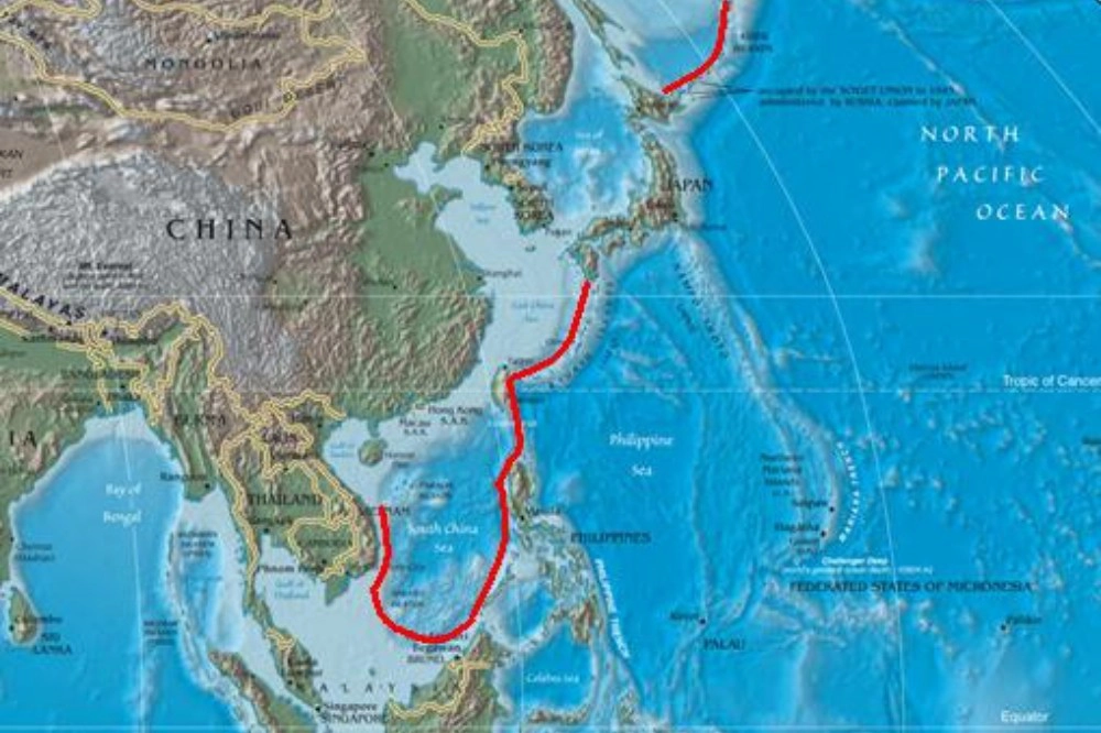 红线标示出的第一岛链。 （维基百科）