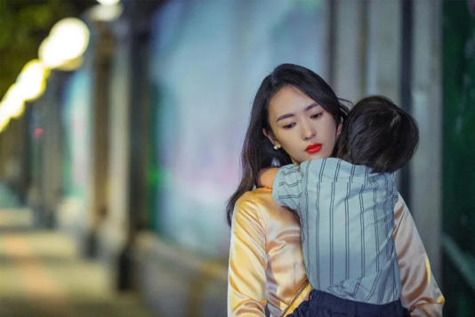 01&nbsp; 月薪3万，住豪宅，公费旅游 “外包妈妈”职业，火了&nbsp;   最近，富二代“外包妈妈”这个职业火了。  月薪数万、住豪宅、出入头等舱和奢华酒店，公费出国旅游是家常便饭，还能享受顶级富人的生活。  这个工作听上去十分诱人， 那到底是做什