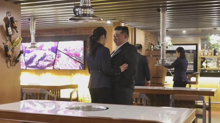 ▲▼金正恩父女「宛如恋人」贴身密照曝!。 (图/朝鲜中央电视台) ▲▼金正恩父女「宛如恋人」贴身密照曝!。 (图/朝鲜中央电视台)