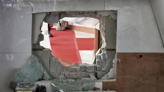 金店墙体惊现盗洞！170万元黄金藏在祖坟墓碑后