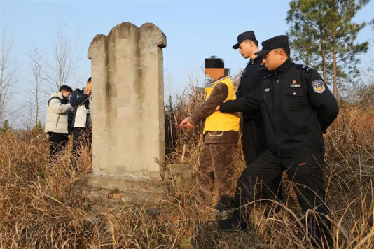 金店墙体惊现盗洞！170万元黄金藏在祖坟墓碑后