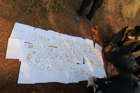 金店墙体惊现盗洞！170万元黄金藏在祖坟墓碑后