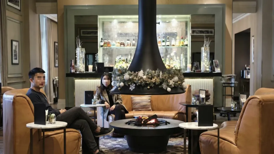 豪掷300万瑞士留学，我成了LV柜姐