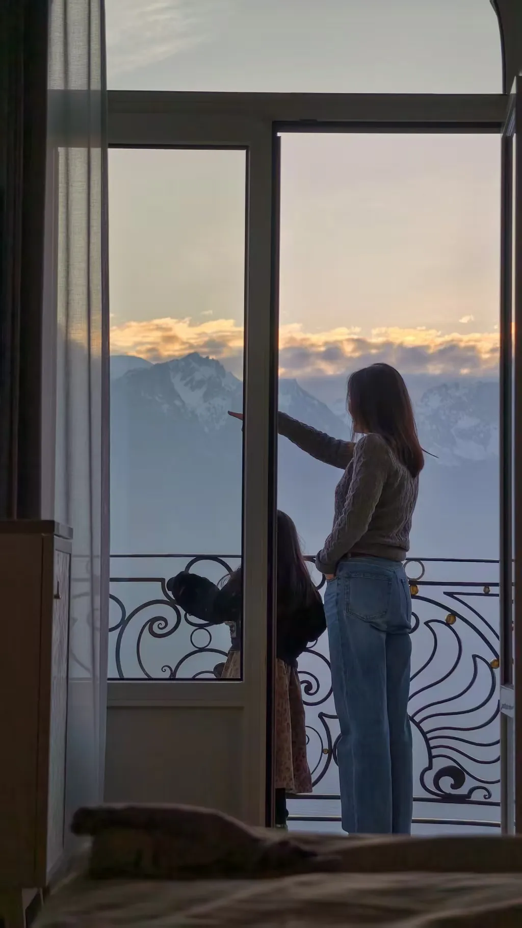 豪掷300万瑞士留学，我成了LV柜姐