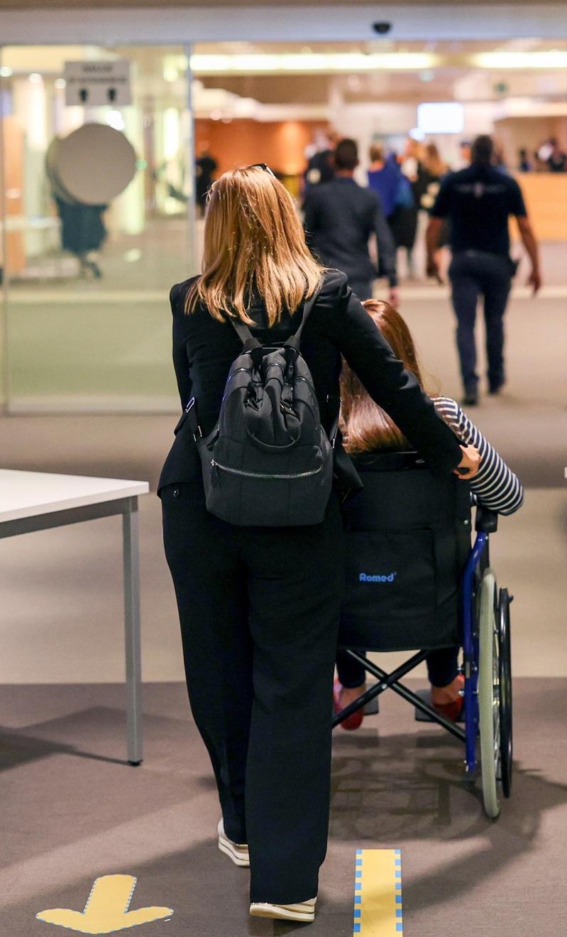 华尔街日报报导,空服人员指出愈来愈多身体健全的乘客佯装身体不适要求使用轮椅,由专人护送登机,借此免排队并优先占用头顶行李架。 (美联社,示意图,非当事人) 华尔街日报报导,空服人员指出愈来愈多身体健全的乘客佯装身体不适要求使用轮椅,由专人护送登机,借此免排队并优先占用头顶行李架。 (美联社,示意图,非当事人)