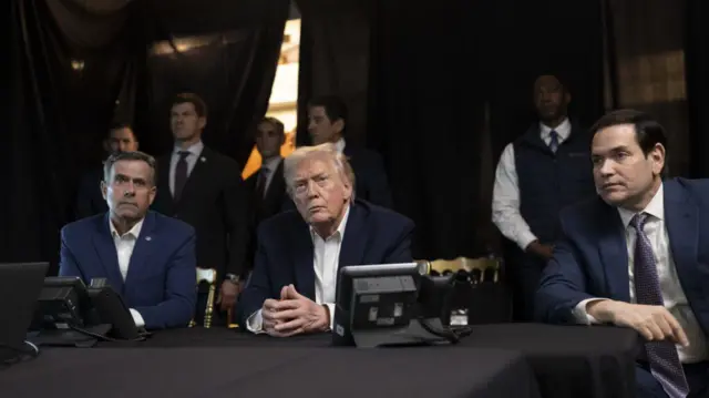 图片显示中情局局长约翰·拉特克利夫、总统特朗普以及国务卿马可·鲁比奥在佛罗里达州海湖庄园观看行动直播