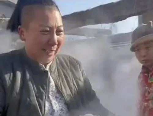 ▲抖音帳號「雨（記錄生活）」與「大東北（記錄生活）」被確認為「東北雨姐」的轉世帳號，相關帳號已依規查封。（圖／翻攝自香港01）