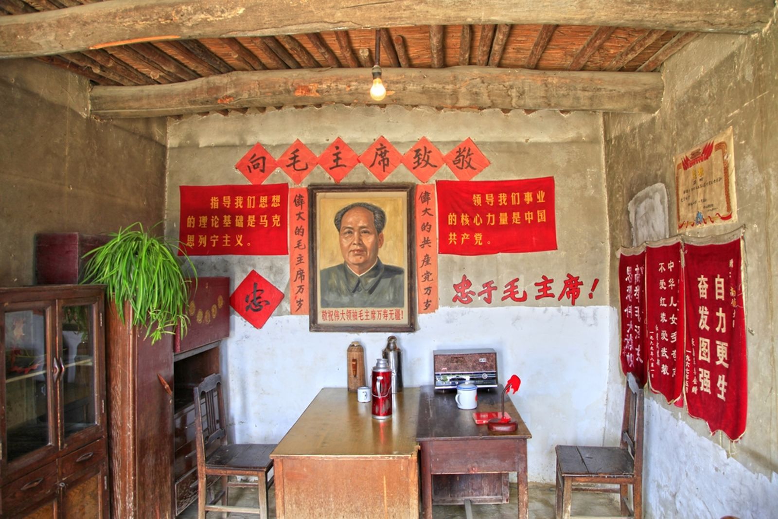 毛泽东发动文化大革命，很大部分靠着是自己的领袖魅力，图为2021年9月12日，中国宁夏银川市镇北堡西部影城中的周家集文革大院。 图 /东方IC、AI编辑