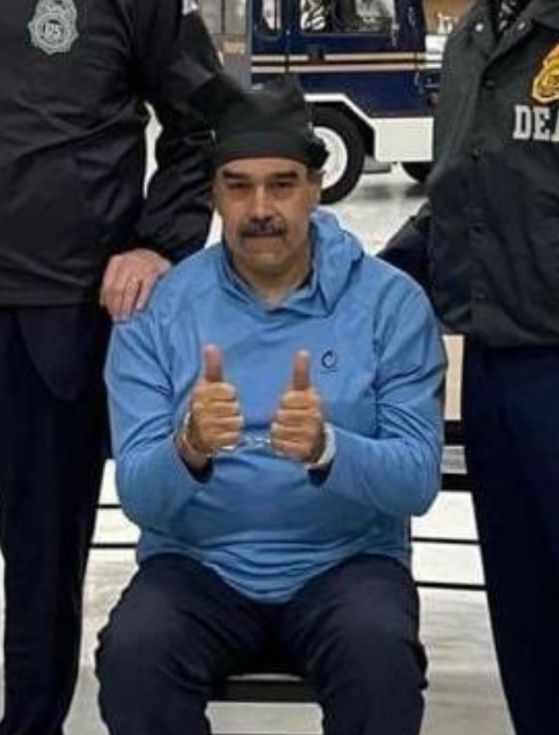 马杜罗抵达纽约被押送时穿的蓝色帽T。 （图翻摄自X：@sentdefender）