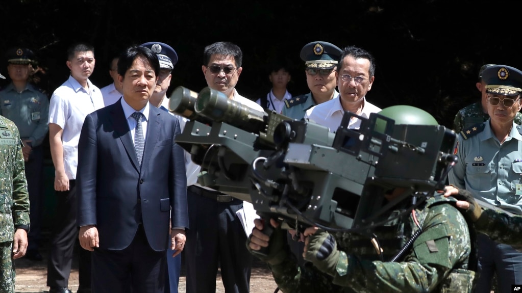 资料照：台湾总统赖清德视察澎湖岛海军基地时观看士兵演示多毒刺导弹发射器操作。（2024年9月6日）