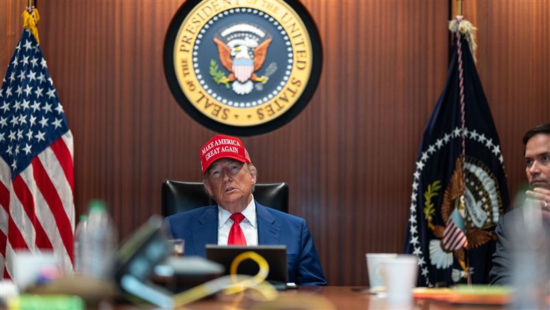 美国轰炸伊朗后，总统特朗普短暂发表全国谈话。 图片描述。 （图/翻摄自X平台 @The White House）