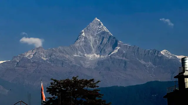 位于尼泊尔西部、属于中部喜马拉雅山脉的马查普查雷峰（鱼尾峰），去年冬季因降雪极少而呈现裸露岩石景象