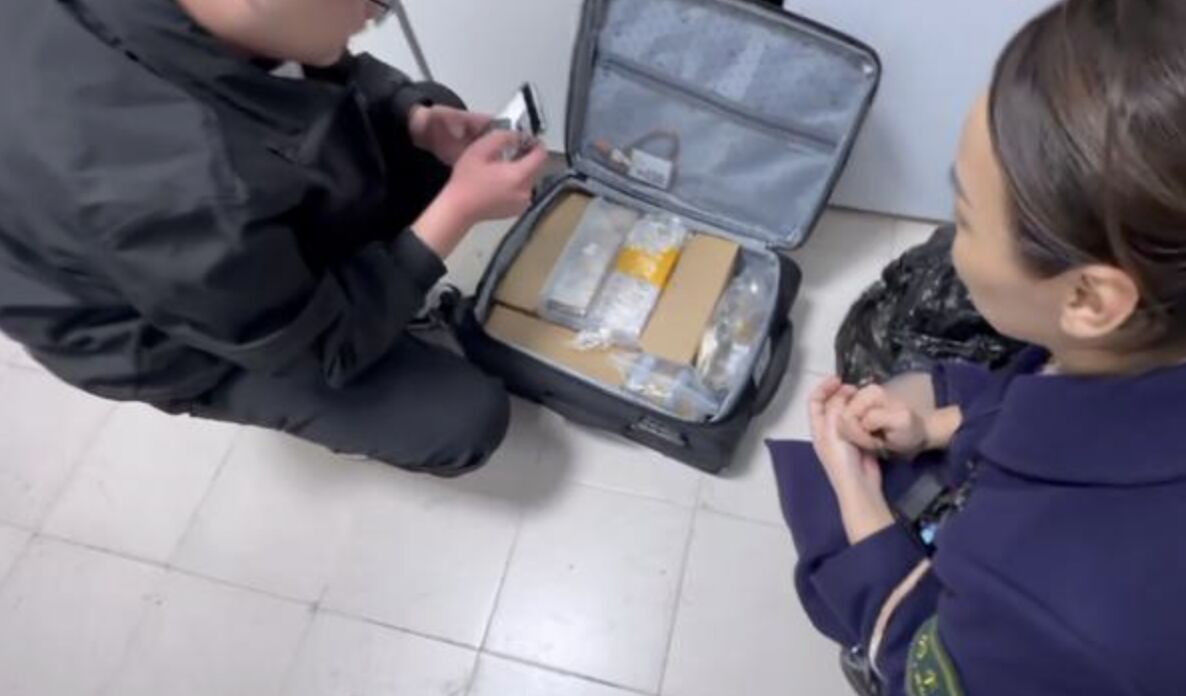 ▲粗心旅客把参展的12公斤黄金饰品遗留在高铁车厢内。 (图/翻摄大风新闻)