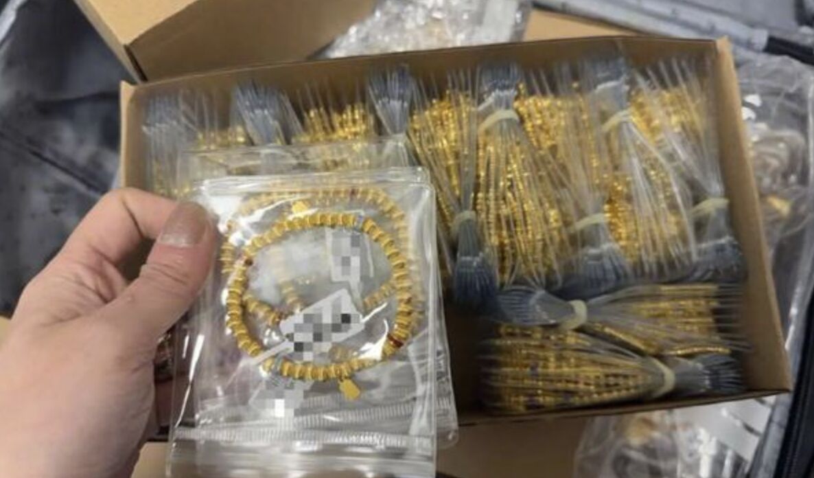 ▲粗心旅客把参展的12公斤黄金饰品遗留在高铁车厢内。 (图/翻摄大风新闻)