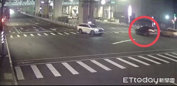 ▲▼温男被丢包在台64上后被4车辗压身亡，现场用木屑铺在鲜血上，监视器拍到多元计程车准备上台64 。 （图/记者陈以升翻摄）