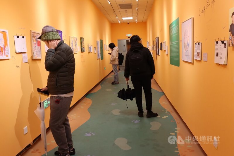 上海市精神卫生中心(简称600号)的画廊2026年1月下旬开始以「嘿,一起走—与照护同行」为题的展览,围绕「照护」议题来创作、展示,许多普通民众前来参观。 中央社记者张淑伶上海摄 115年1月31日
