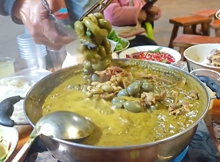 ▲▼陆一家4口自制「牛粪火锅」中毒。 （示意图/翻摄自微博）