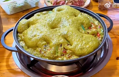 ▲▼陆一家4口自制「牛粪火锅」中毒。 （图/翻摄自微博）