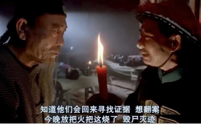 狗被烧死后,警察来抢尸体 狗被烧死后,警察来抢尸体