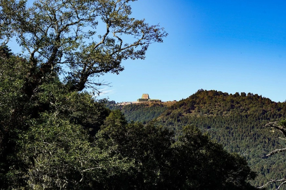 我们虽然号称有乐山大佛的长程预警雷达,但面对高空的目标,它需要另一双搭配的高空望远镜。 (维基百科) 我们虽然号称有乐山大佛的长程预警雷达,但面对高空的目标,它需要另一双搭配的高空望远镜。 (维基百科)