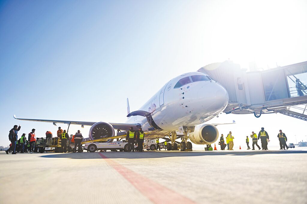 东航MU9179航班降落在海拔1948.7米的兰州中川国际机场。 (中新社)