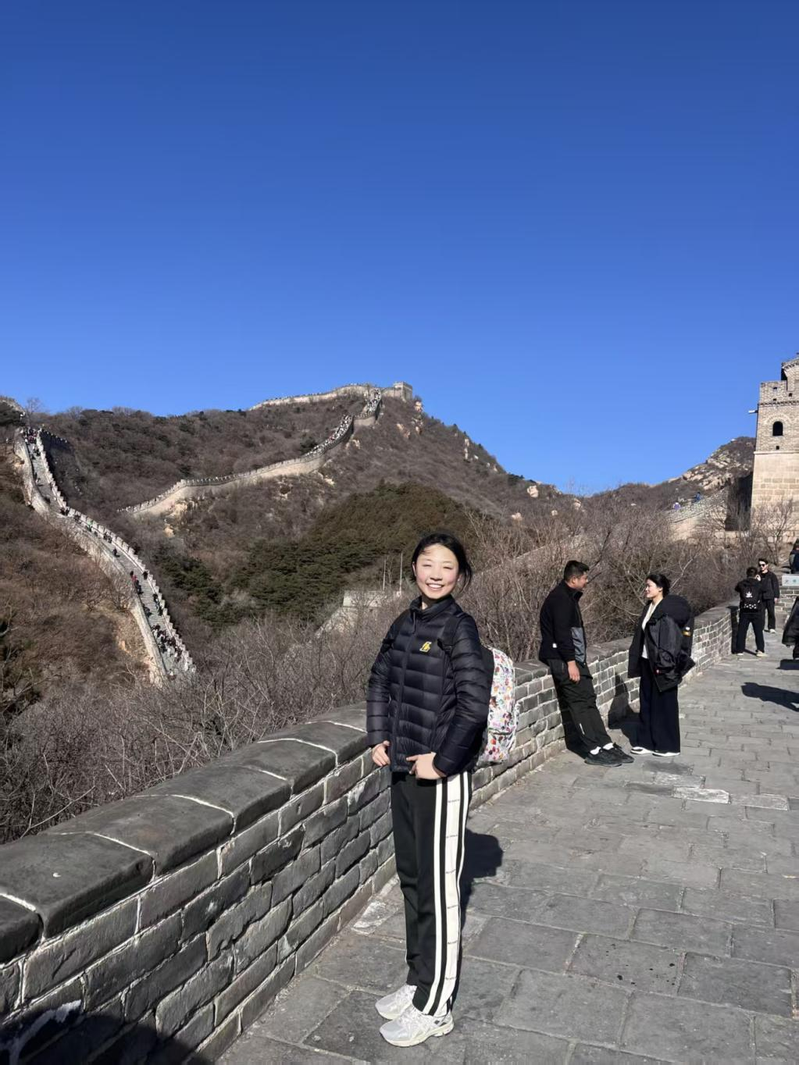 36--陈欣妍在八达岭长城朗诵「清平乐·六盘山」,引发共鸣。 (取材自北京日报)