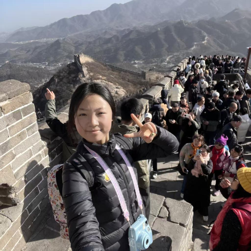 陈欣妍在八达岭长城朗诵「清平乐·六盘山」,引发共鸣。 (取材自北京日报)