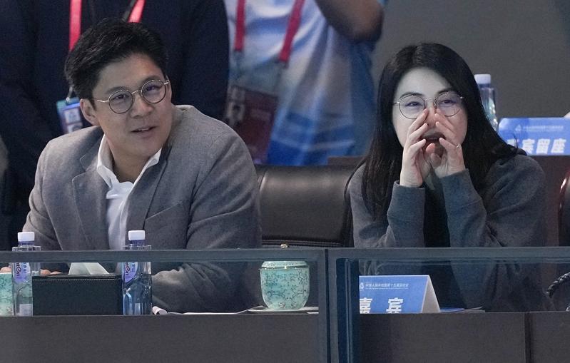 郭晶晶和霍启刚(左)观看游泳比赛的档案照。 (新华社) 郭晶晶和霍启刚(左)观看游泳比赛的档案照。 (新华社)