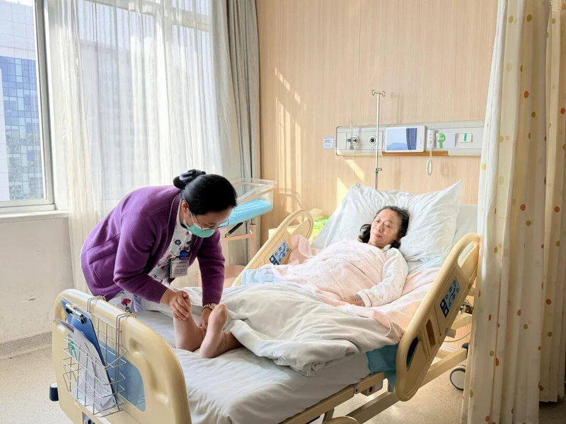 59岁邹女士9日在张家港市第一人民医院顺利诞下一名男婴，仍可申领育儿补贴。 （取材自张家港市融媒）