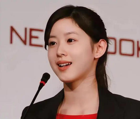 章泽天首期播客引热议,她为何一开口反而让人失望?