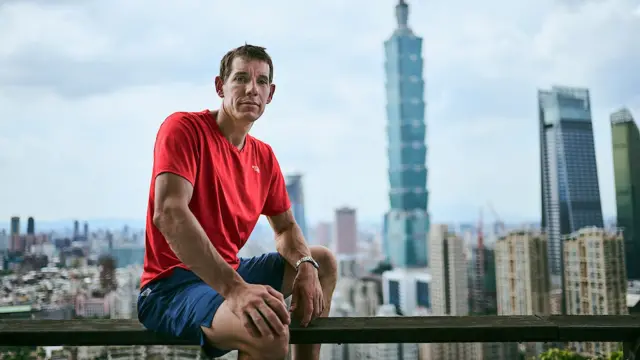 艾力克斯·霍诺德（Alex Honnold）即将徒手独攀台北101