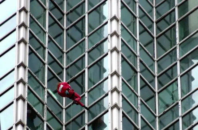 2004年12月25日，法国攀岩家罗贝尔（Alain Robert）在绳索辅助下攀登台北101