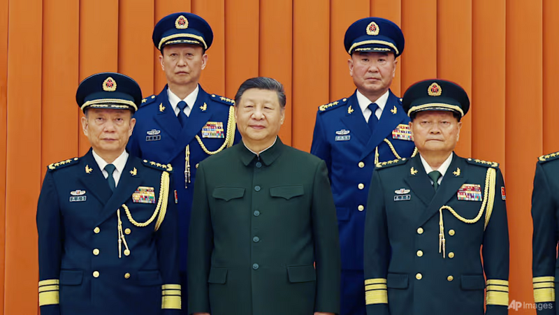 中央军委副主席张又侠(右)去年12月22日随同习近平出席晋升上将仪式。 仅仅1个月后,张又侠与刘振立(图右侧框外)于1月24日证实因涉嫌严重违纪落马受查。 (美联社)