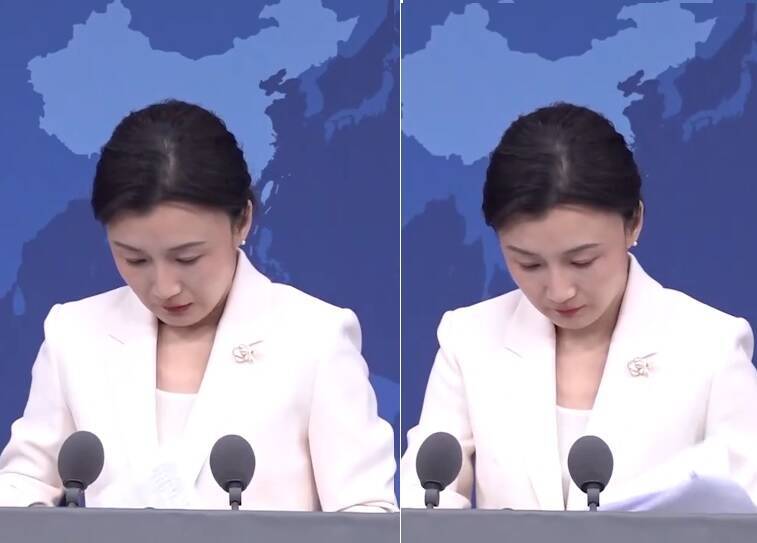 国台办发言人张晗狂翻资料。 （取自国台办直播）