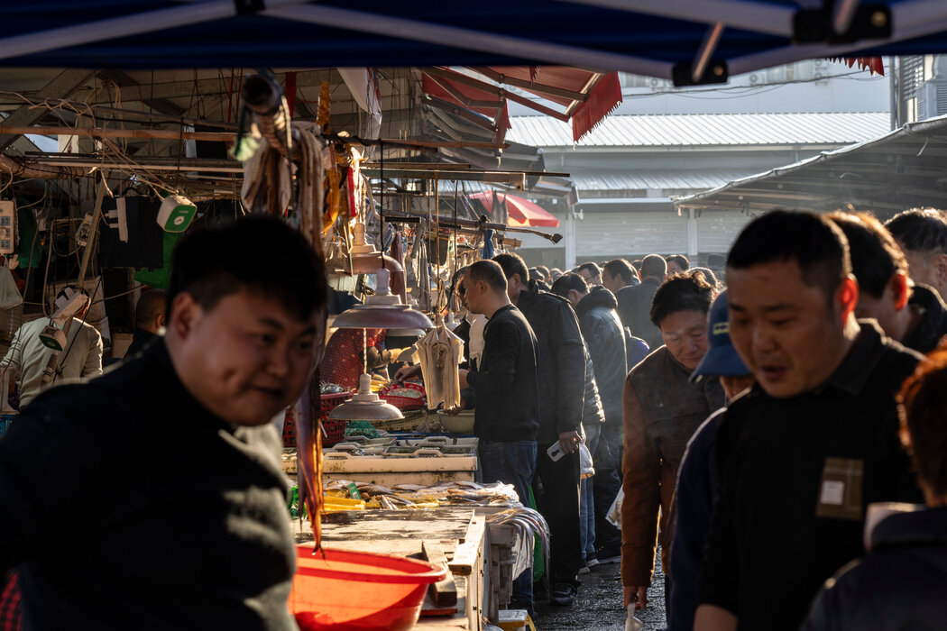 宁波郊区的一处露天市场，房价下跌已抑制了消费支出。