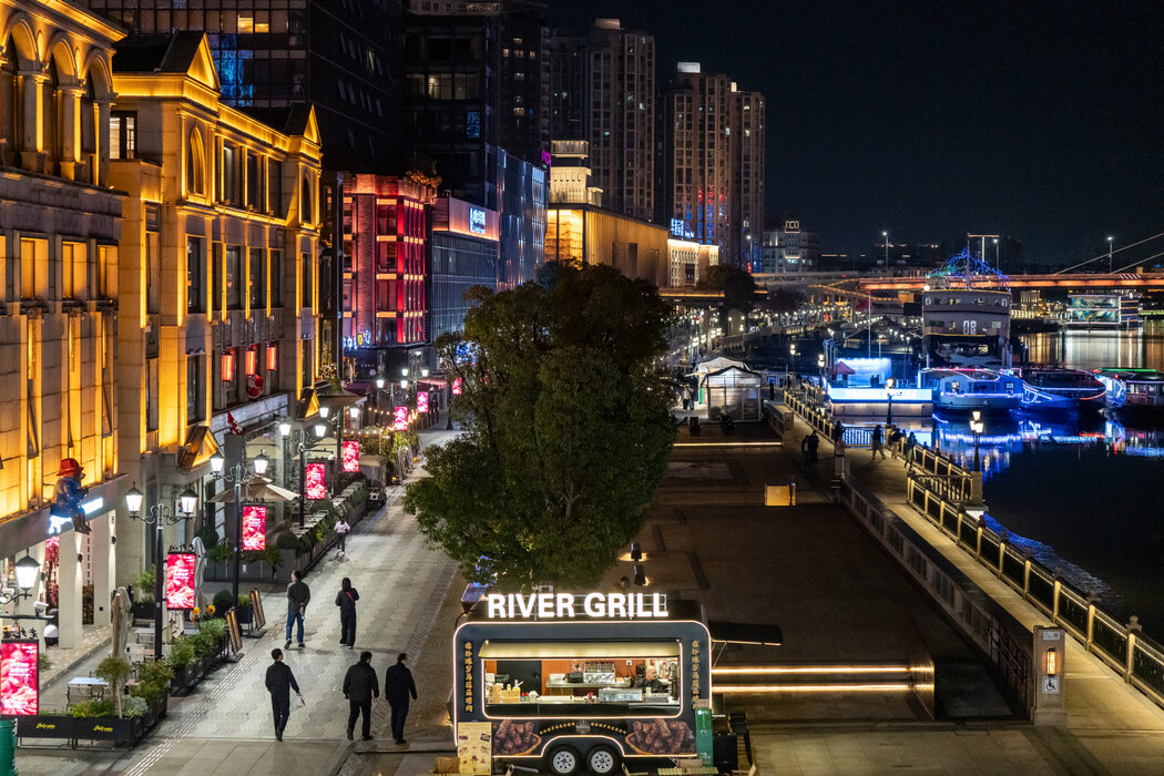 宁波老外滩历史街区沿街分布着冷清的画廊、餐厅和酒吧。