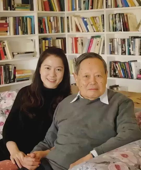 杨振宁妻子翁帆曾自白:为了丈夫的身体,我16年来都是早睡早起 杨振宁妻子翁帆曾自白:为了丈夫的身体,我16年来都是早睡早起