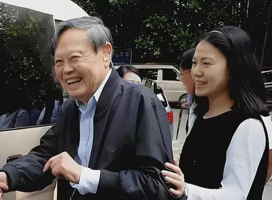 杨振宁妻子翁帆曾自白:为了丈夫的身体,我16年来都是早睡早起 杨振宁妻子翁帆曾自白:为了丈夫的身体,我16年来都是早睡早起