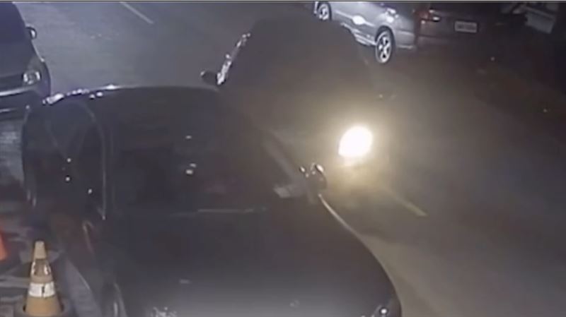 林男不慎撞上路边停驶的奔驰车。 （图/翻摄画面）