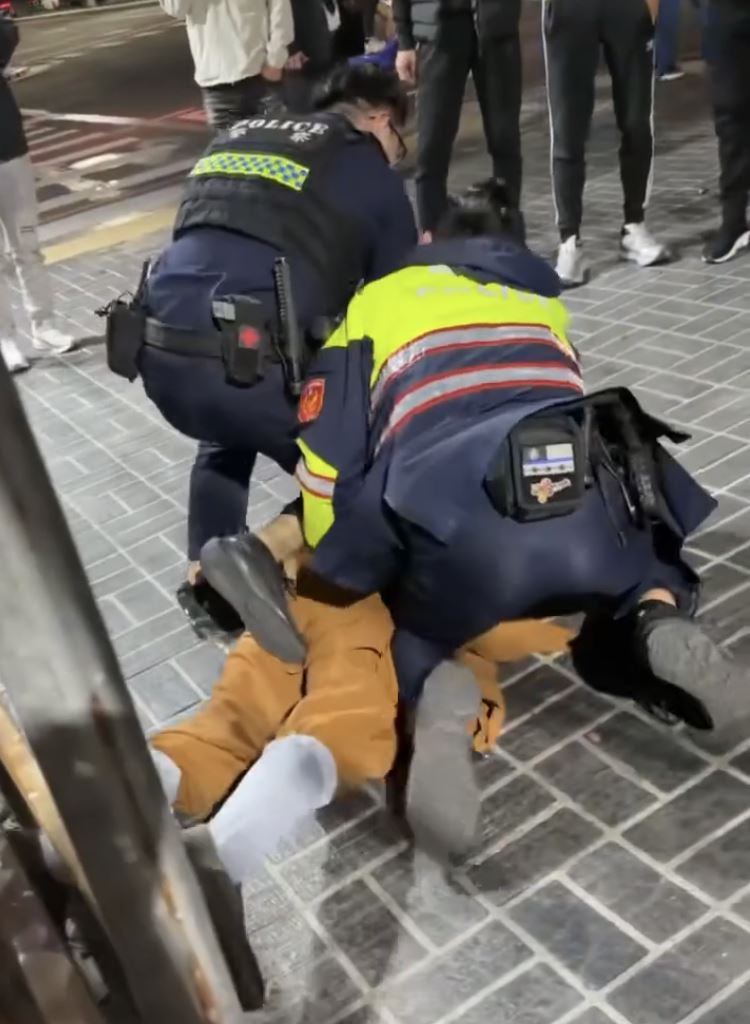 林男因情绪激动与警察爆发拉扯，遭警方压制进行保护管束。 （图/翻摄自Threads @sup5801_）