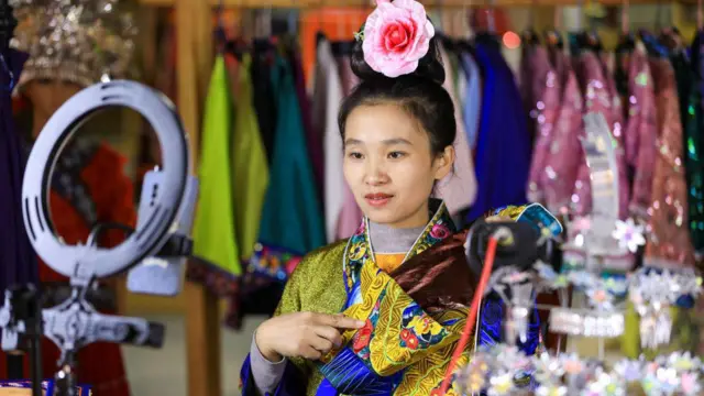 直播电商成爲热门行业，主播的收入水涨船高，也成爲税务稽查的对象（注：图片仅爲示意，不代表图中人物牵扯税务问题）