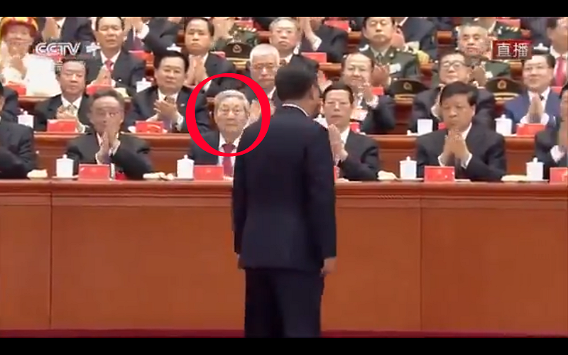 2017年十九大开幕式上，朱镕基对习近平鞠躬致意时保持面无表情、拒绝鼓掌，反映其对习近平路线的无声抗议。 图：翻摄自影片