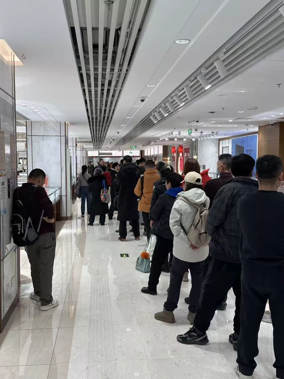 黄金巨震:回购窗口排起百米,有人连续三天买金条