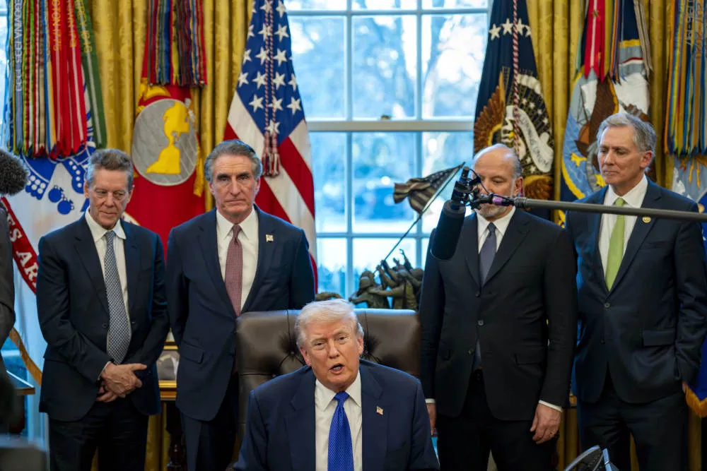 掠夺、成本转嫁和迷信强权:特朗普新版战略赌博