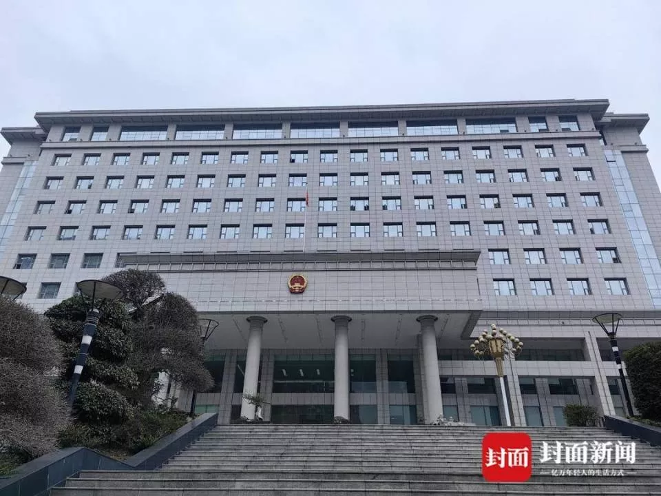 “男子泼汽油烧伤前女友案”重审 凶手出庭时还笑