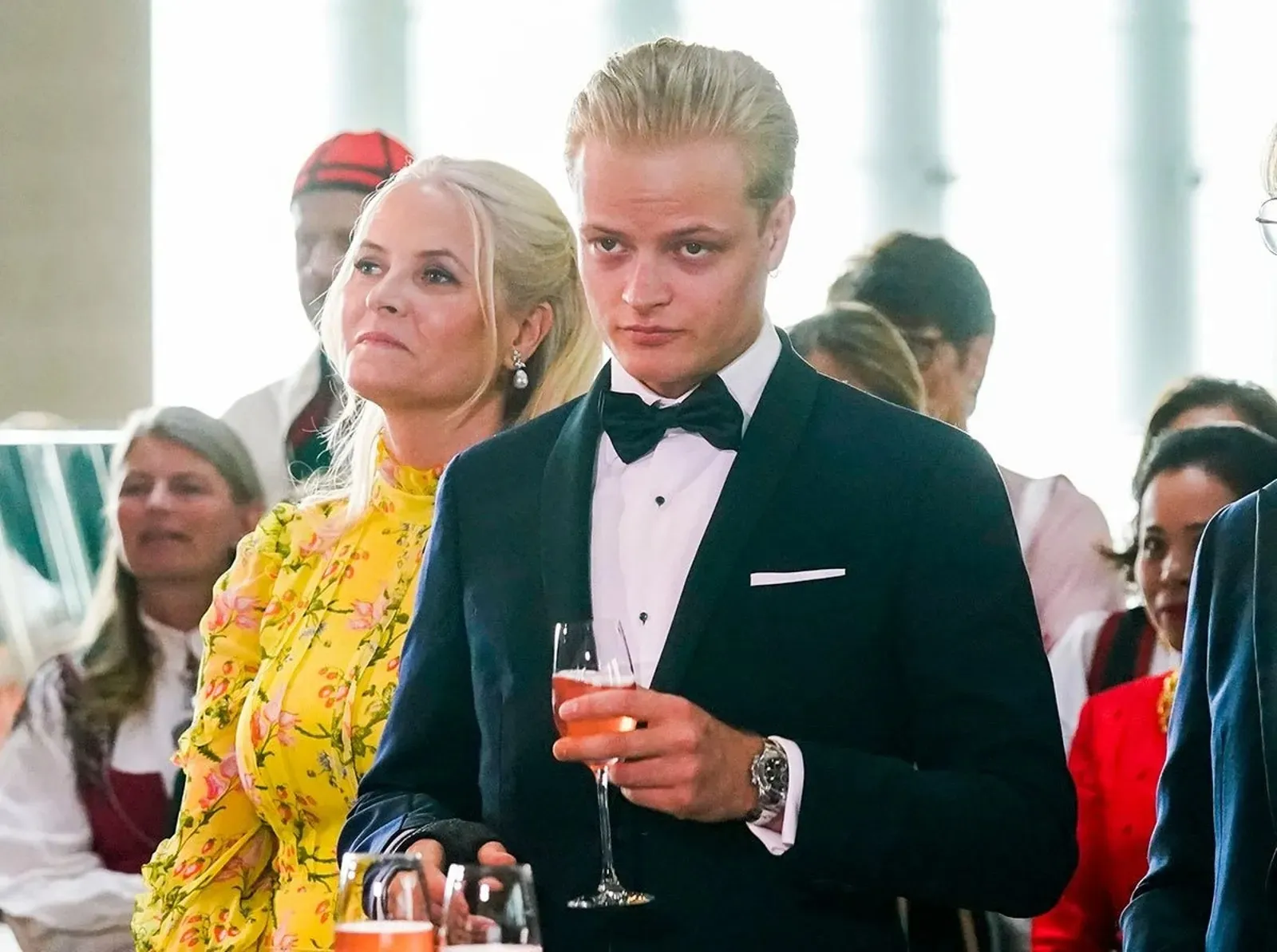 亲妈卷入淫魔案!挪威22岁公主崩溃发贴文 亲妈卷入淫魔案!挪威22岁公主崩溃发贴文