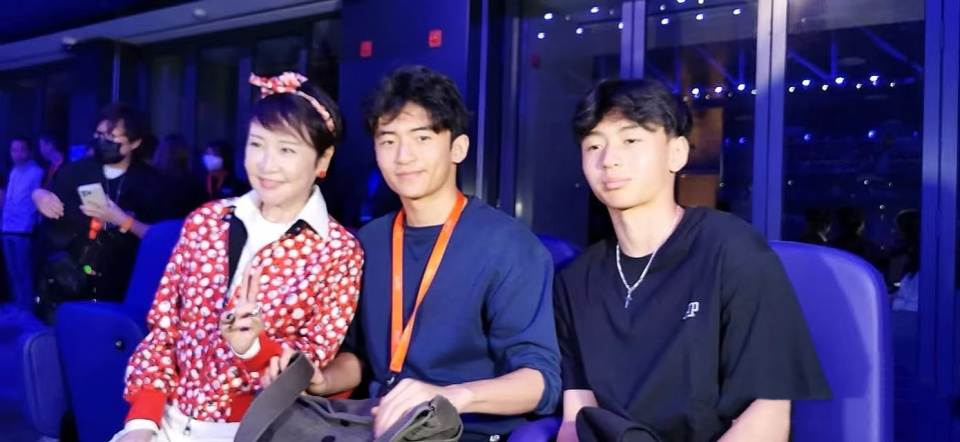 嫣然医院年会现场：李亚鹏哽咽落泪 感谢那英等人